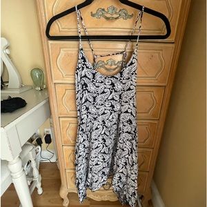 Size small casual summer dress with open back!